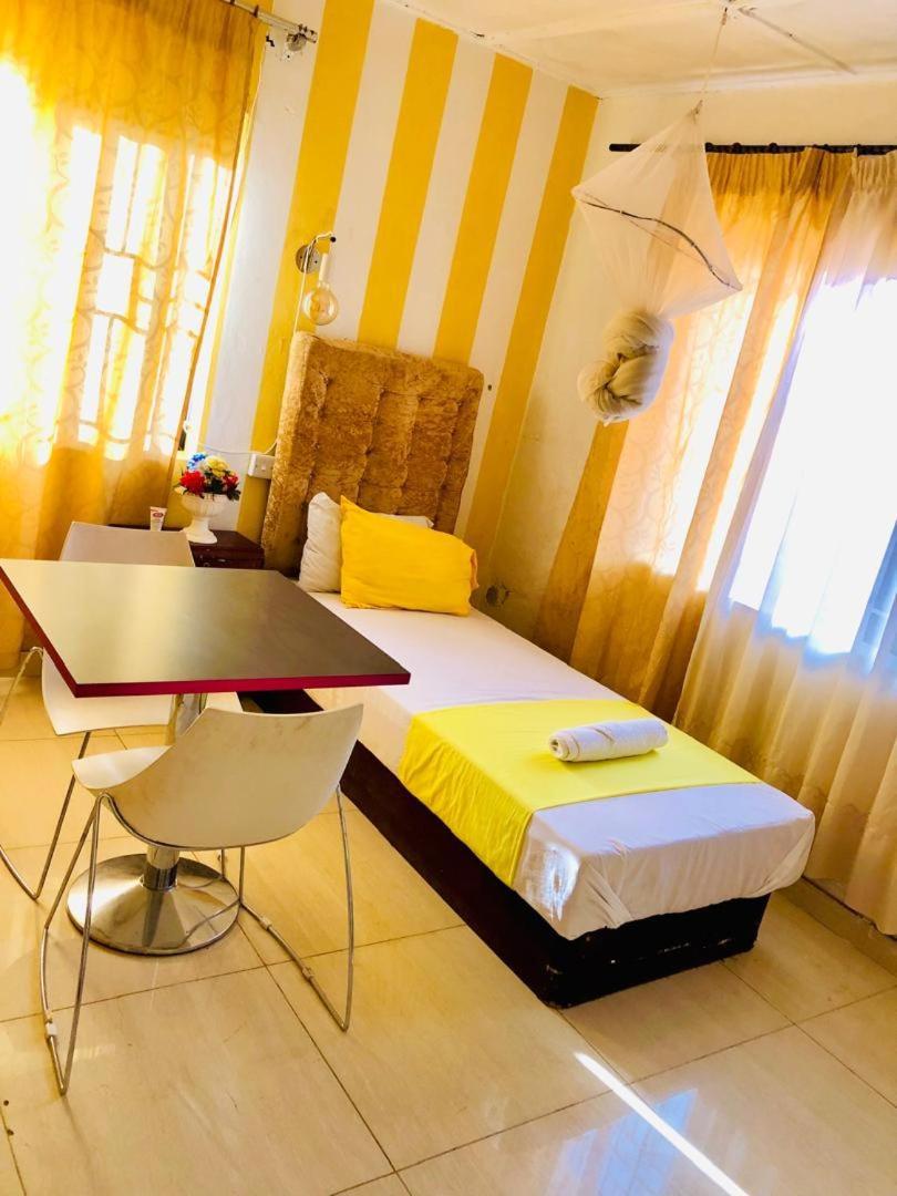 Zunox Guest House Фрітаун Екстер'єр фото