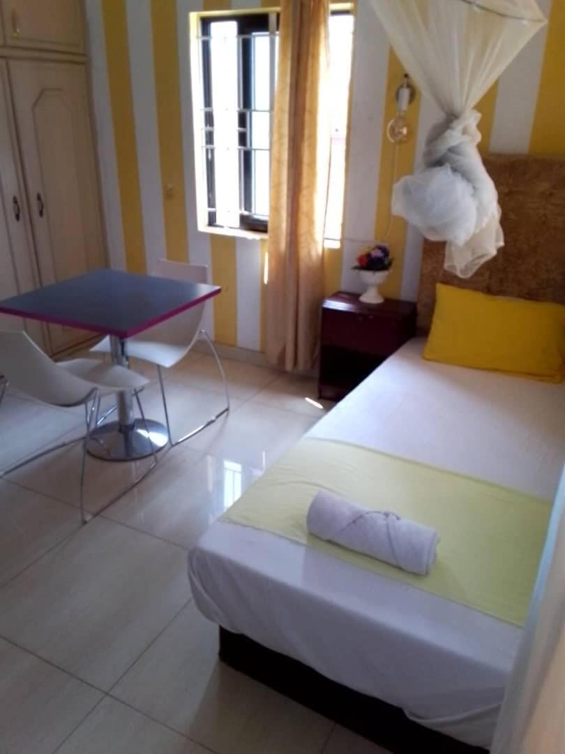 Zunox Guest House Фрітаун Екстер'єр фото